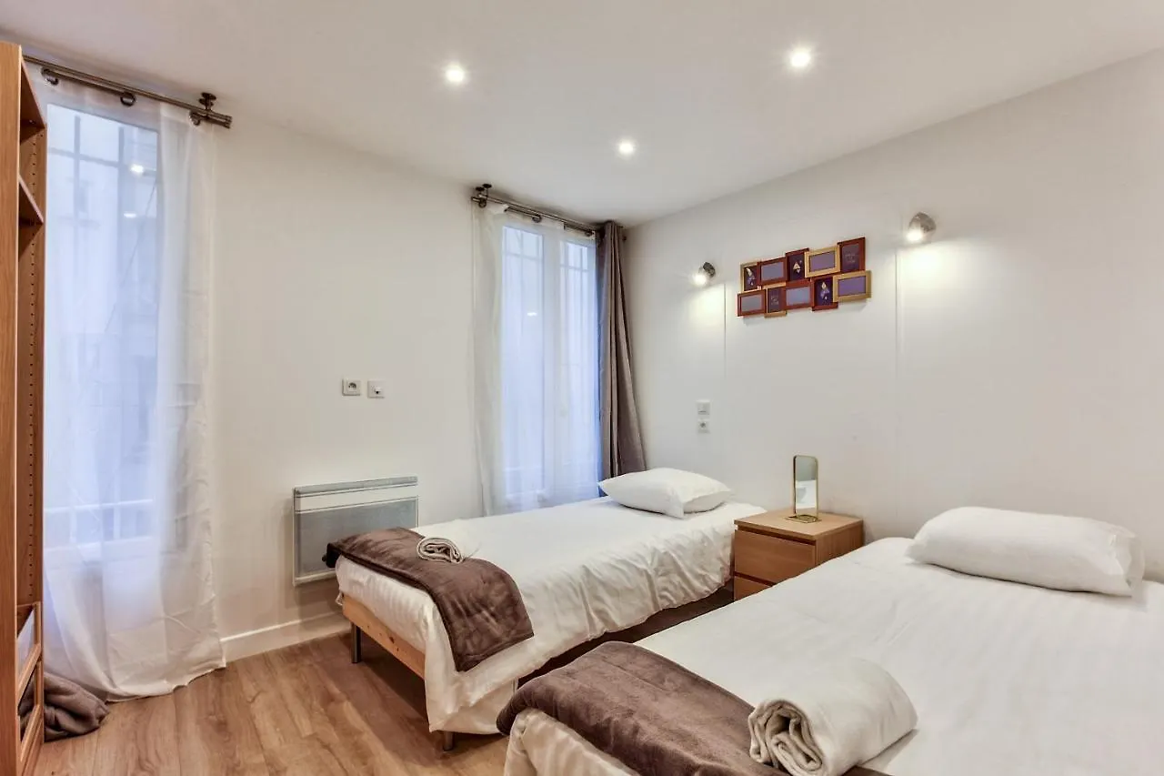 דירות פריז 14 Luxury Flat Eiffel Design 1
