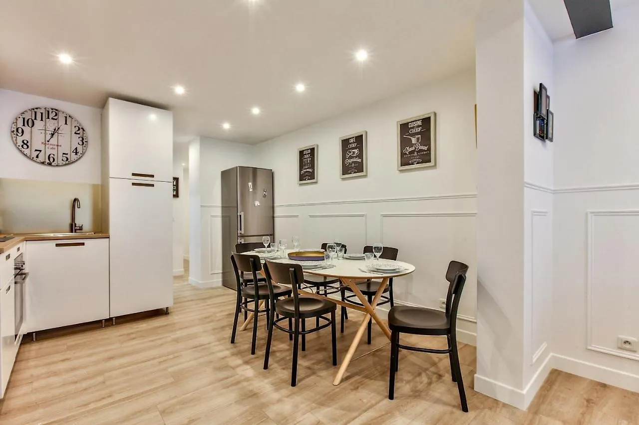 דירות פריז 14 Luxury Flat Eiffel Design 1